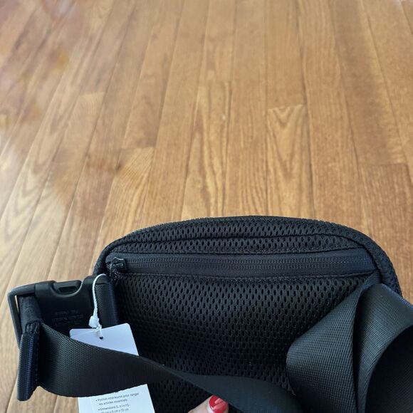 Lululemon Everywhere Belt Bag Black Knit Mesh 1L Fanny Pack Crossbody Purse NWT - Picture 15 of 15